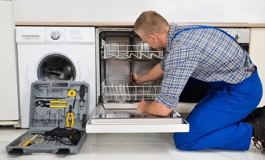 Evren Westinghouse servisi teknisyen ekibi beyaz eşya tamiri yaparken